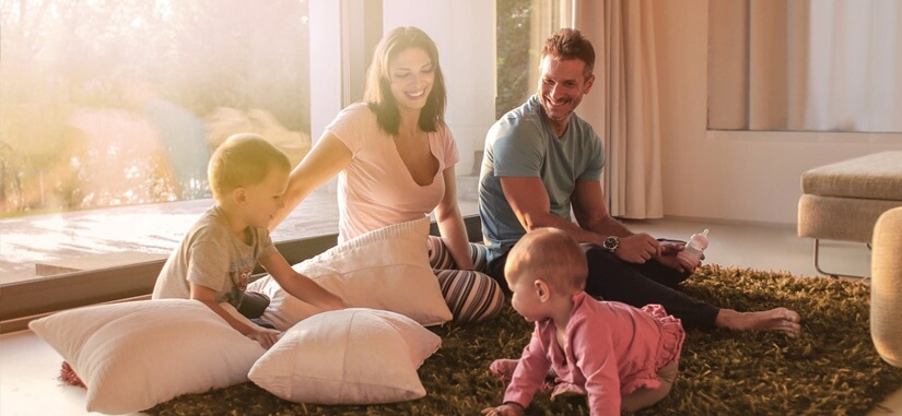 Famille dans un salon qui s'amuse