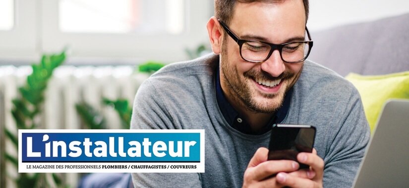 homme qui regarde son téléphone allongé