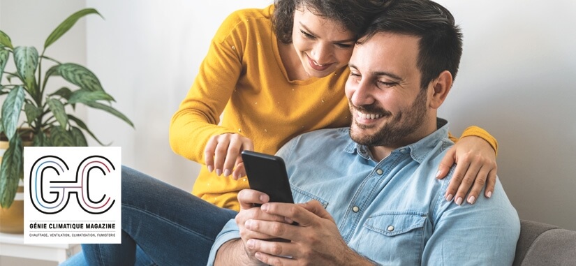 Visuel couple devant son téléphone