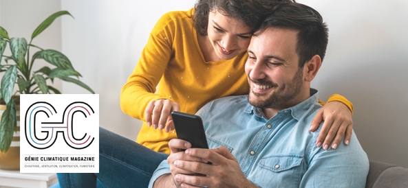 Visuel couple devant son téléphone