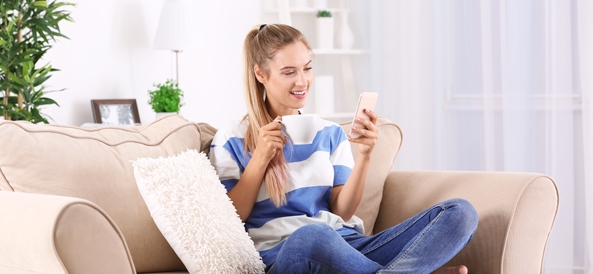 Jeune femme sur son téléphone