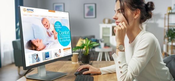 femme en train de consulter le site de l'afpac