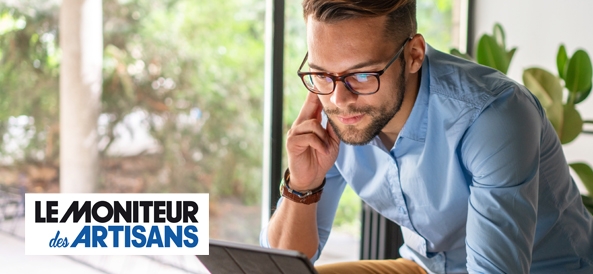 Le Moniteur des Artisans parle de nous Monsieur qui regarde sa tablette dans son salon