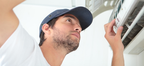 Installateur qui installe une climatisation heiwa