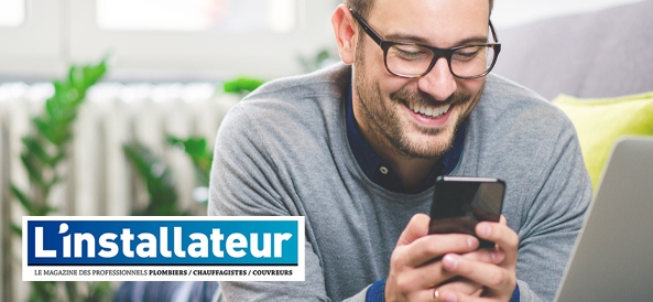 homme qui regarde son téléphone allongé