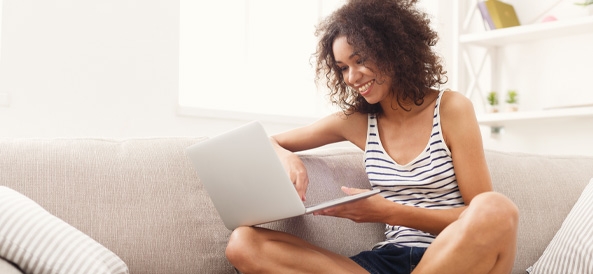 Retrouvez le mode d'emploi de votre produit jeune femme sur son ordinateur