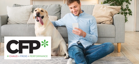 visuel homme assis par terre avec son chien et regardant son téléphone