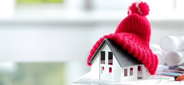 Petite maison avec un bonnet rouge