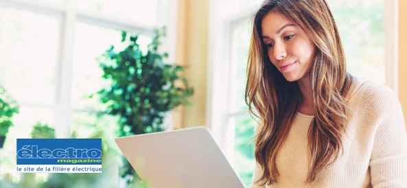 Jeune femme sur son ordinateur