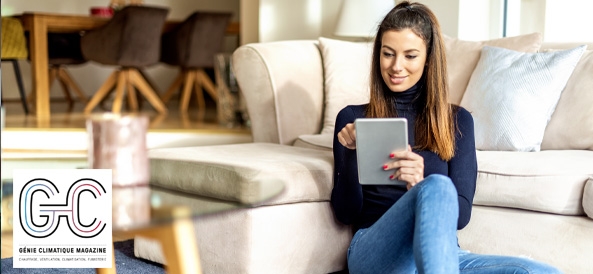 Jeune femme sur sa tablette