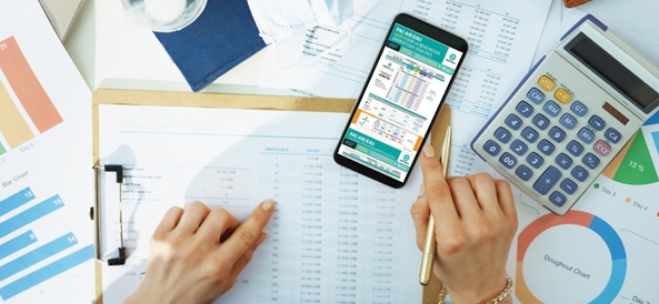 visulet d'une femme regardant son téléphone avec le support d'aides heiwa