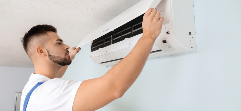 homme en train d'installer une climatisation