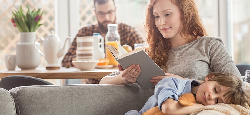 une famille installée dans son salon sentiment de sérénité