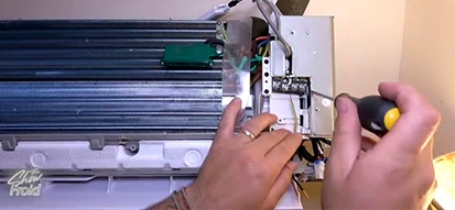 installer une clim de A à Z zoom sur les mains d'un installateur de climatisation